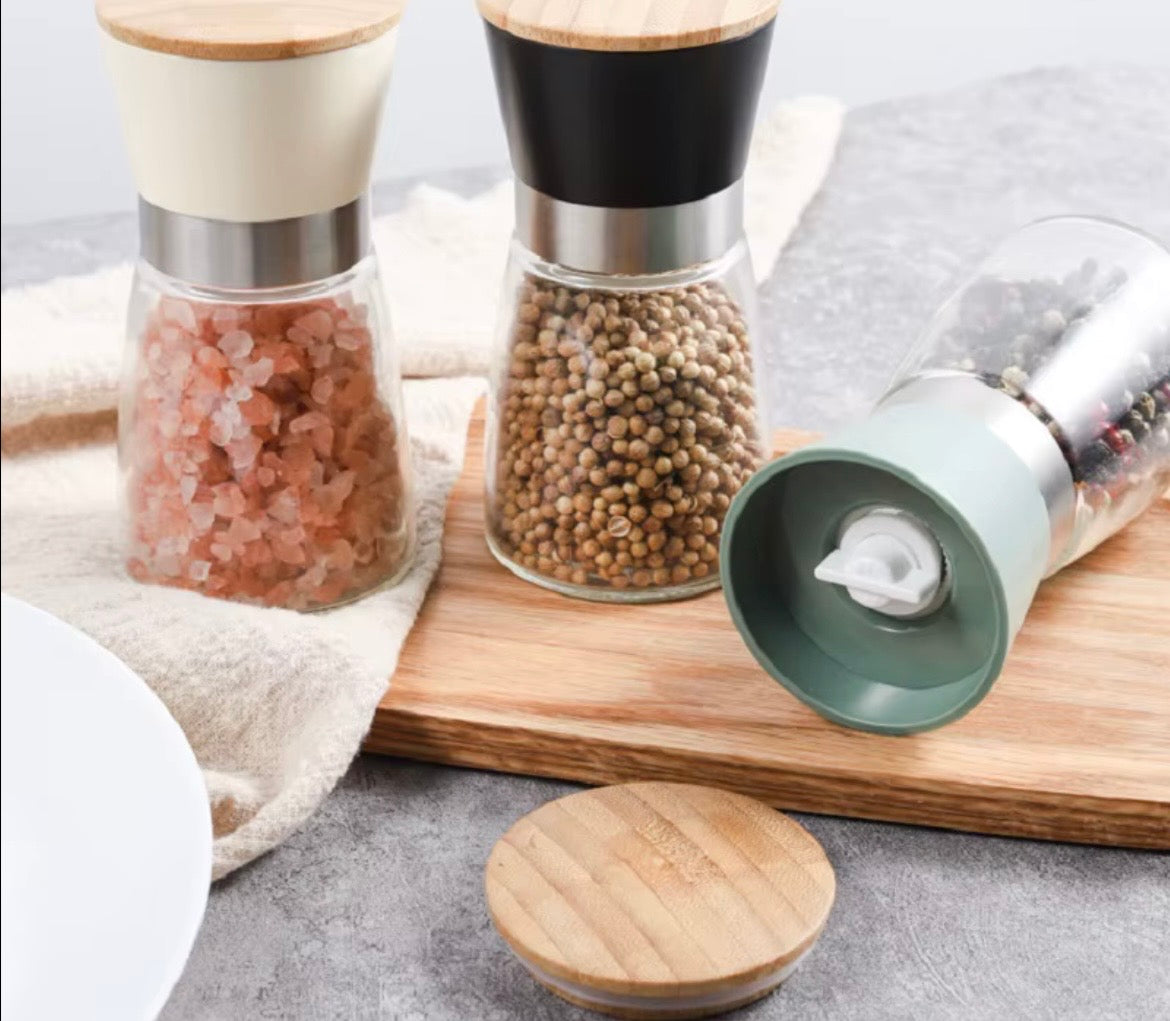 Set of salt and pepper mills