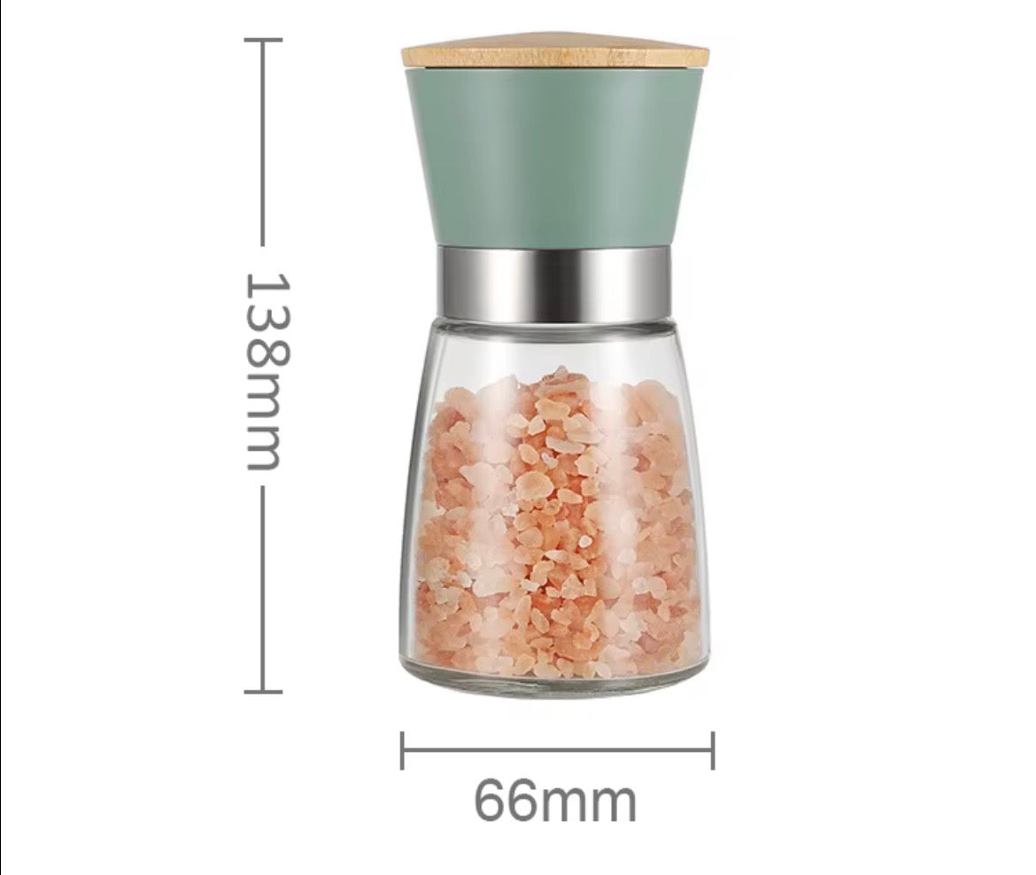 Set of salt and pepper mills